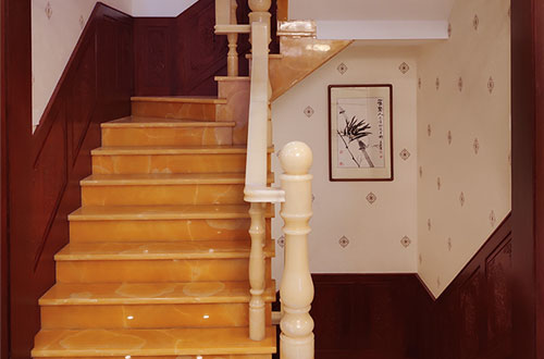 金东中式别墅室内汉白玉石楼梯的定制安装装饰效果