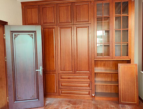 金东中式家庭装修里定制的实木衣柜效果图